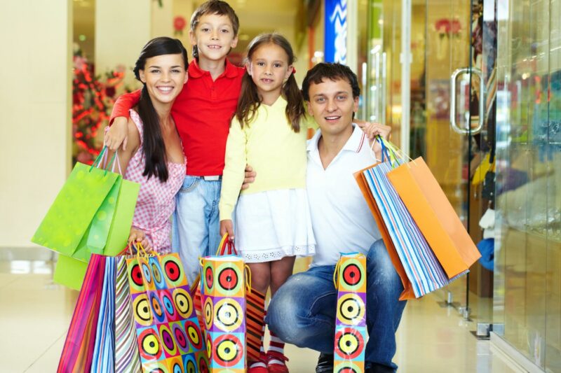 La publicidad y las redes asocian el éxito a la posesión de objetos. Cuando creemos que eso es verdad, consumir productos se convierte en un fin y podemos olvidar que las compras impulsivas hacen daño al presupuesto familiar y a la estabilidad emocional.