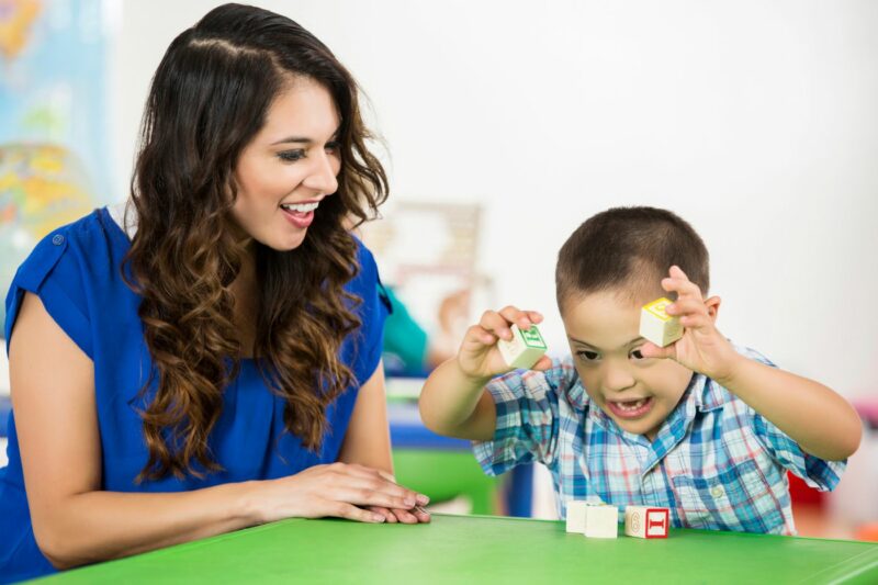 Como padres y madres, tenemos que saber, que la evolución de nuestros hijos e hijas, que sufren algún tipo de alteración en su desarrollo, va a depender del momento en el que se detecta las necesidades educativas, así como del inicio de la Atención Temprana.