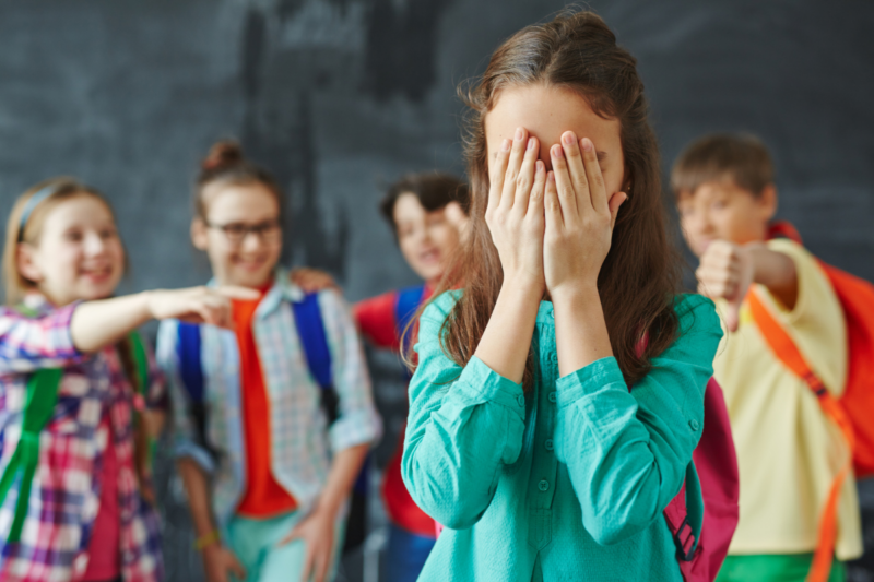 Quizá no recordemos ya quién fue Jokin, el primer caso que salió a la luz de suicidio adolescente a causa del bullying. Hace veinte años parecía un drama aislado. Ahora y, según el último informe de la OMS, el suicidio hoy por acoso escolar o ciberacoso es la primera causa de muerte entre adolescentes.

Para abordar el bullying en familia conviene, en primer lugar, distinguirlo de un conflicto.