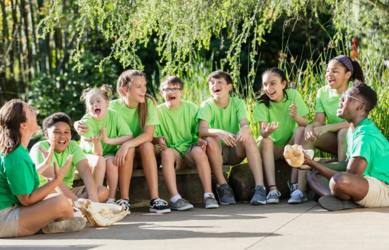 Se acercan las vacaciones de verano y, con ellas, la planificación de todas las actividades que soñamos hacer durante el año.
Una de las grandes y primeras cuestiones que nos planteamos las familias es si buscamos un campamento para nuestros hijos e hijas.