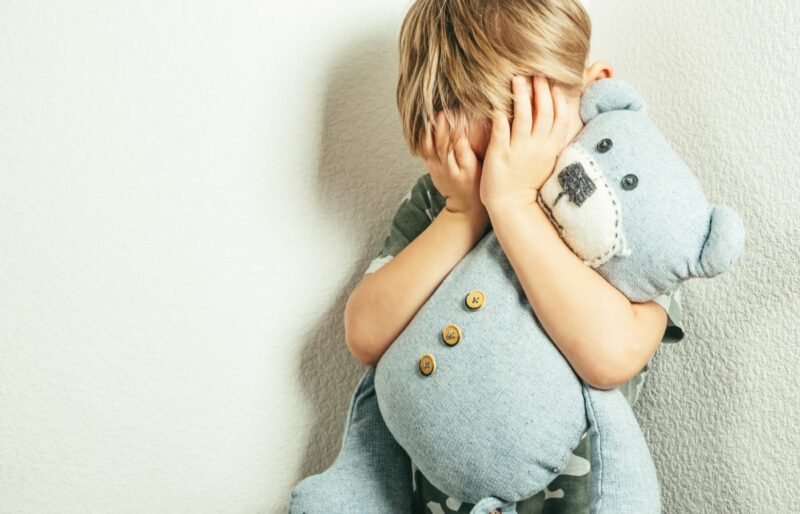 Todos los adultos estamos sobrecogidos por las noticias que vemos cada día. Es absurdo y anacrónico que en el 2022 haya una guerra. No tiene sentido; y si es incomprensible para nosotros, mucho más para nuestros hijos e hijas. Ellos no son
ajenos a la realidad. Algunas familias optan por no hablar de este tema para protegerles, pero esto no siempre es posible.
