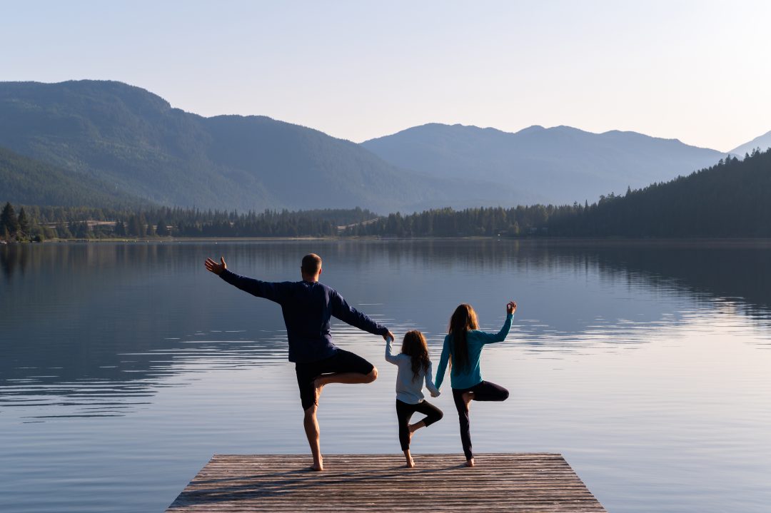 Paz interior_mindfulness_Family practising yoga outdoors paz_interior_minfulness